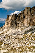 Trekking nel Parco Naturale Puez-Odle. Da Passo Gardena al Rifugio Puez, superato il passo di Cir il panorama si apre verso la Val de Chedul contornata da pareti di roccia verticali. 